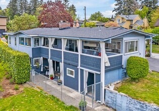 Building Photo - Rare Find: Flexible Living and Stunning Vi...