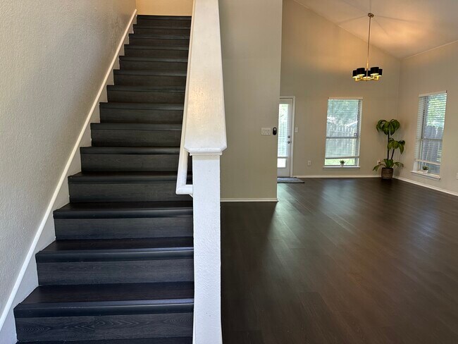 Building Photo - 900 Hollow Trail Ct