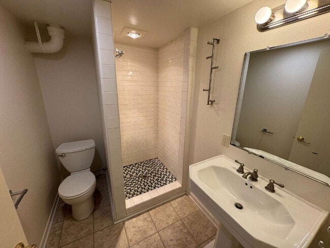 Building Photo - 3 Bedroom Home in Sellwood/Moreland.- Grea...