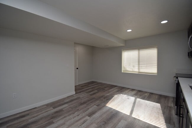 Building Photo - Newly Remodeled Magna Gem with New Appliances & Easy Freeway Access!!