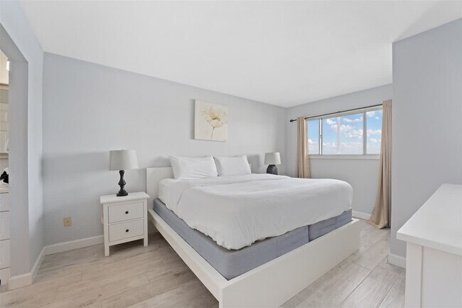 Building Photo - 8743 Thomas Dr