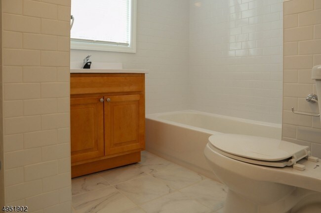 Building Photo - 373 N 6th St