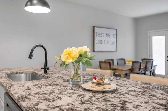 Building Photo - Bellingham Park Townhomes - IMMEDIATE MOVE IN