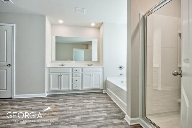 Building Photo - Prime Newnan Location! 2023 build, 3 bedroom townhome within walking distance to Downtown, The LI...