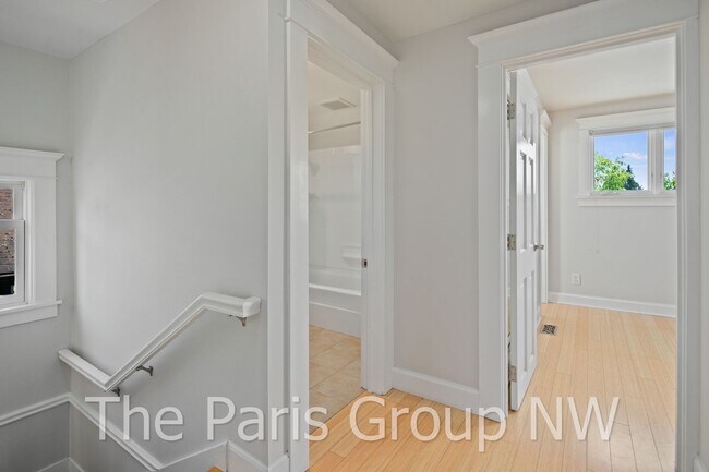 Building Photo - Exceptional Green Lake 3BR * Gorgeous In &...