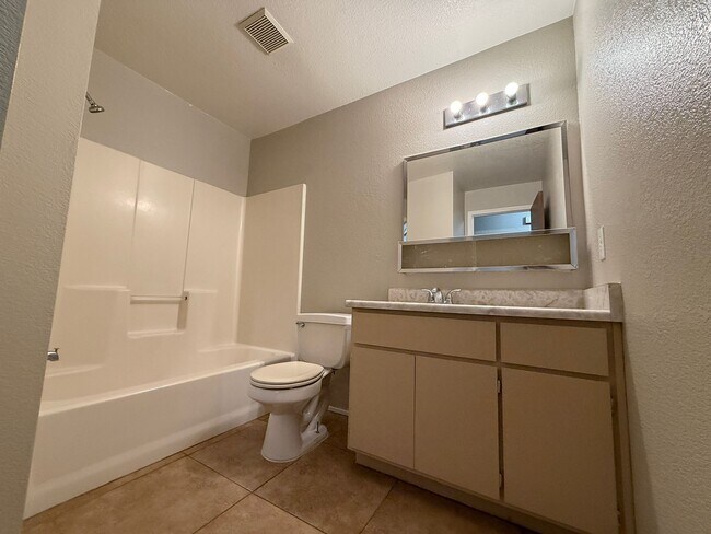 Building Photo - 615 Oriole Ave