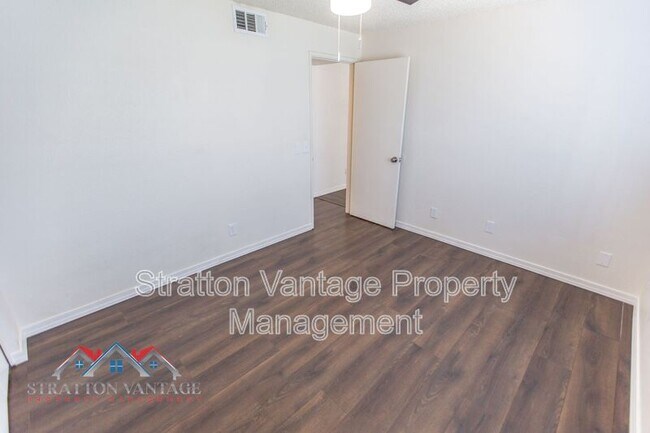 Building Photo - 3120 N 67th Ln