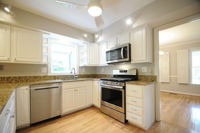 Building Photo - Classic 4 Bed 3.5 Single Family Home Sitti...