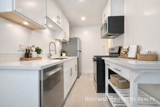 Building Photo - 1303 N June St