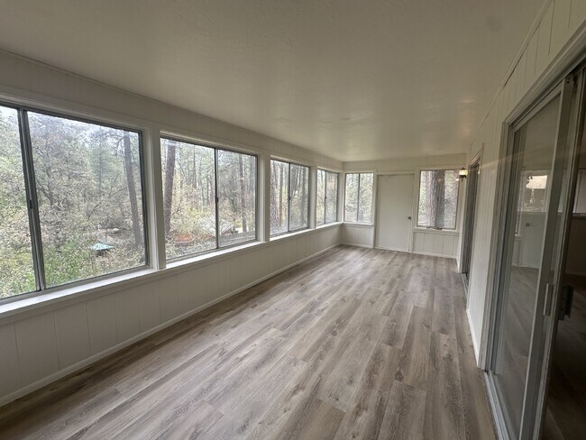 Building Photo - "Charming 2-Bed Retreat with Fireplace & Modern Comforts in Prescott, AZ!"