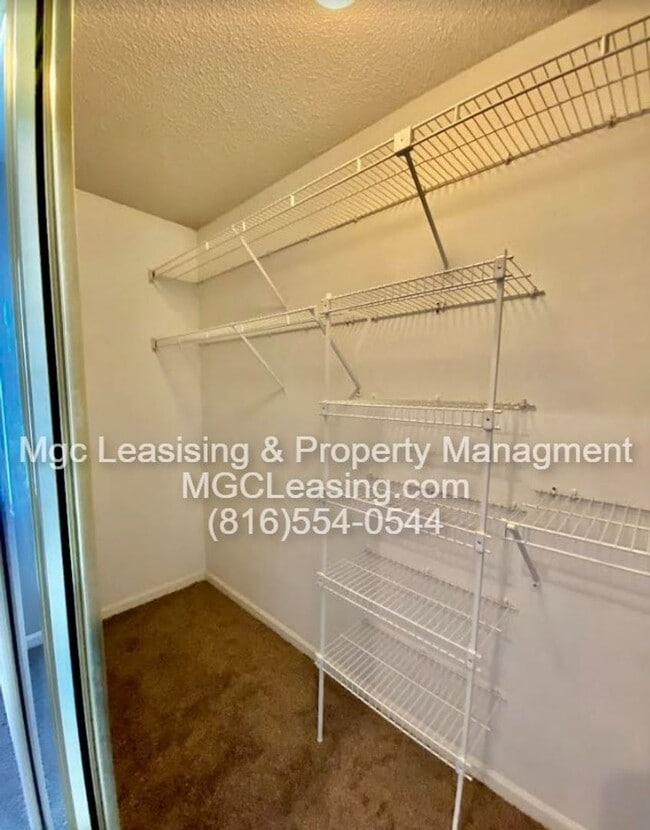 Building Photo - 1012 NE Whispering Winds Ct