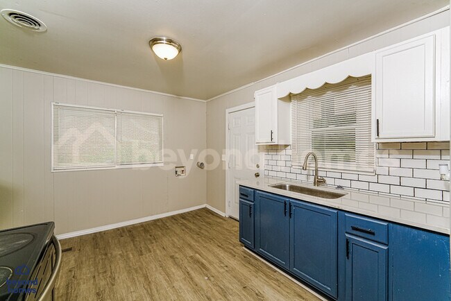 Building Photo - Discover this 3-bedroom, 1.5-bath home in Birmingham’s Spring Lake area!