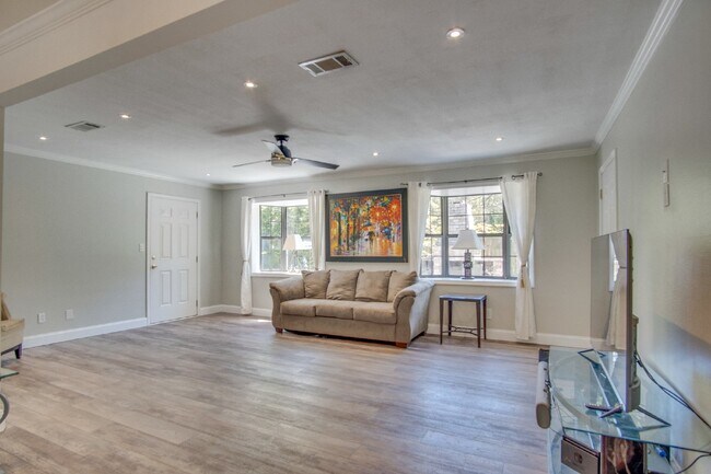 Building Photo - Modern and updated 3/ 2 bath ranch home in Old Hickory Subdivision of SW Pensacola Near NAS and P...