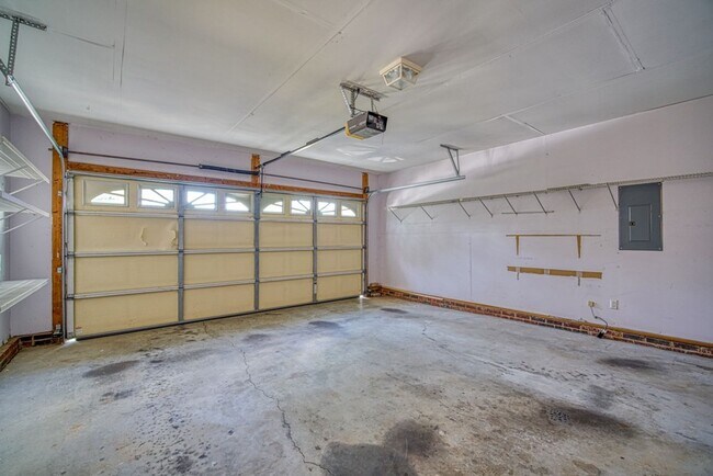 Building Photo - Spacious 4 BR, 2 BA Home On Quiet Cul de Sac, Private Fenced Backyard, Community Pool