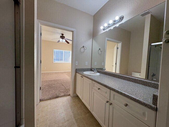 Building Photo - One Bed Condo in Gated Davis Oaks Community