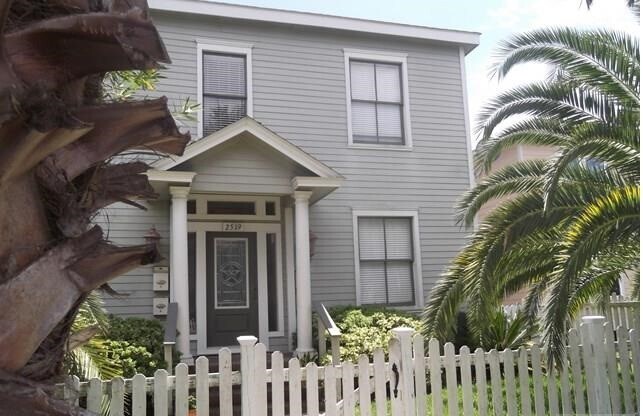 Building Photo - 2725 1/2 Bernardo De Galvez Ave