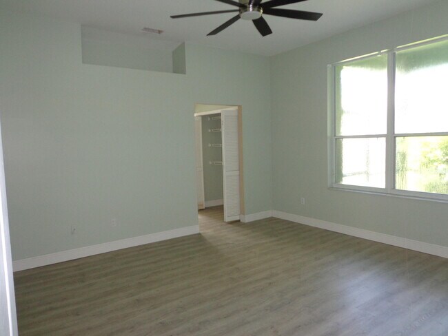 Building Photo - 890 Lake Wellington Dr