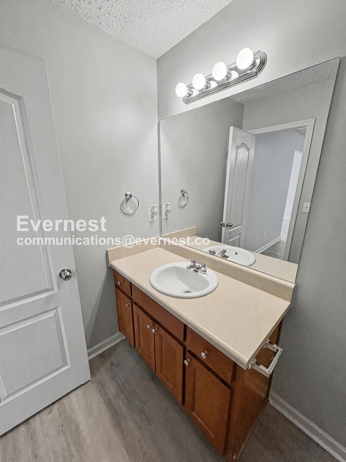 Building Photo - 8596 Thomas Rd