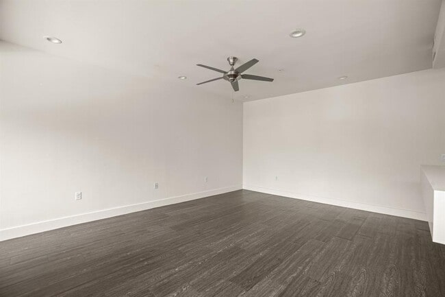 Building Photo - 604 N Bluff Dr