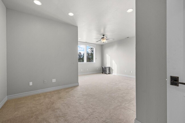 Building Photo - 5BED 4BATH - Beautiful Home with a Gorgeous View