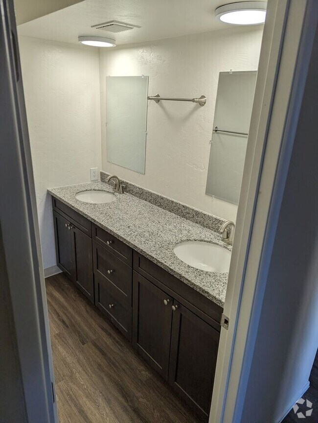 Building Photo - Two bedroom central location with AC and c...