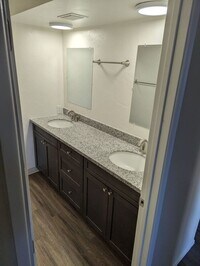 Building Photo - Two bedroom central location with AC and c...