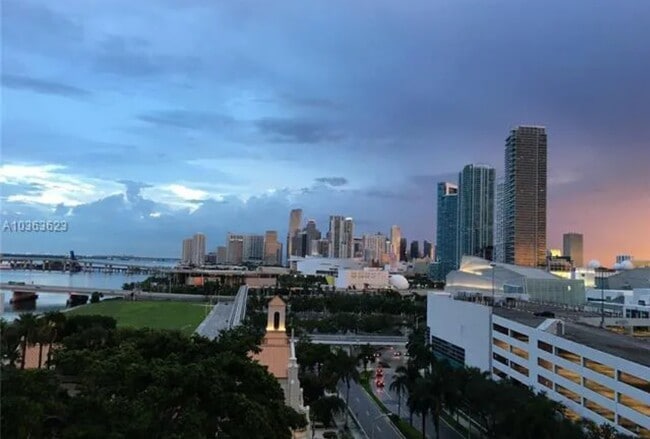 Building Photo - 1717 N Bayshore Dr