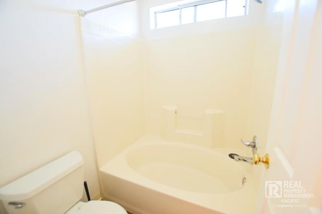 Building Photo - Newly Renovated 4 Bedroom with Parking