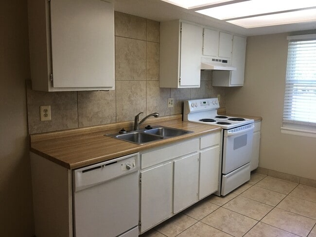 Building Photo - Property in Park Hill School District!