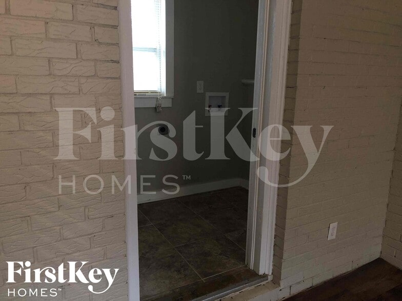 Building Photo - 901 Elizabeth Dr