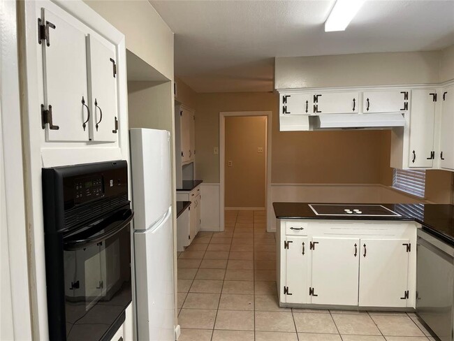 Building Photo - 3727 Woodvalley Dr