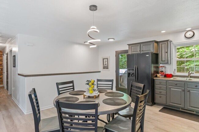 Building Photo - 444 Grand Ridge Dr