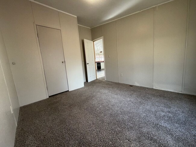 Building Photo - Huge 4 bed for only 1400?!?!