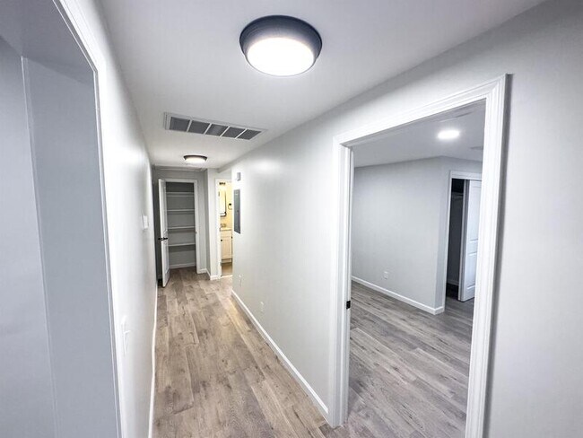 Building Photo - 453 Vineyard Ave