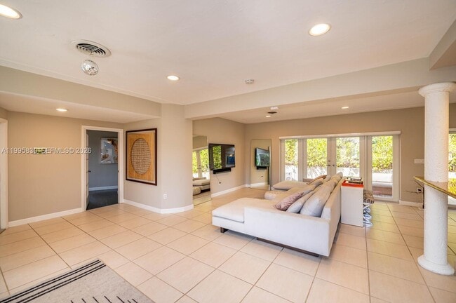 Building Photo - 9520 E Broadview Dr