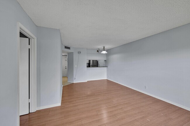 Building Photo - 906 Twin Lakes Dr