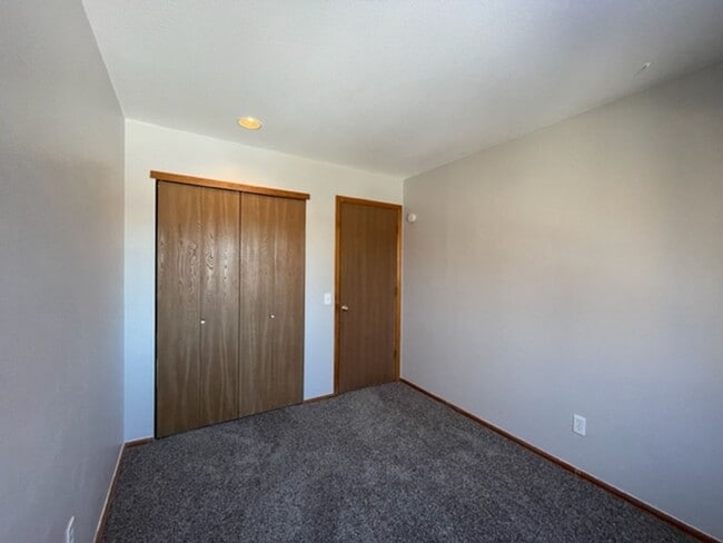 Building Photo - Stratford Lake 4-Level