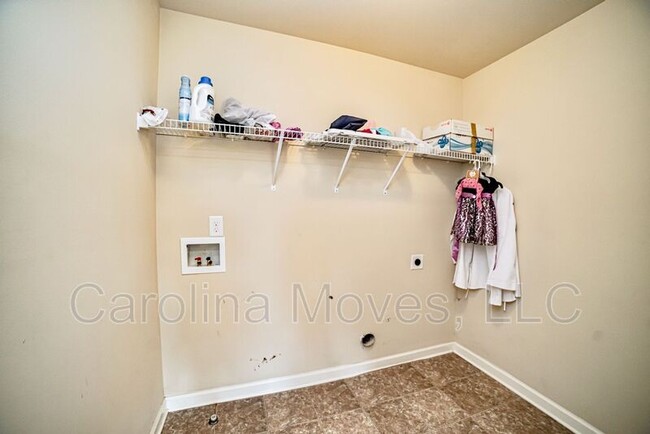 Building Photo - 200 Sunnybrook Ln