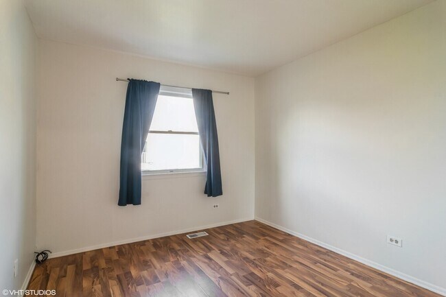 Building Photo - 329 David Ct