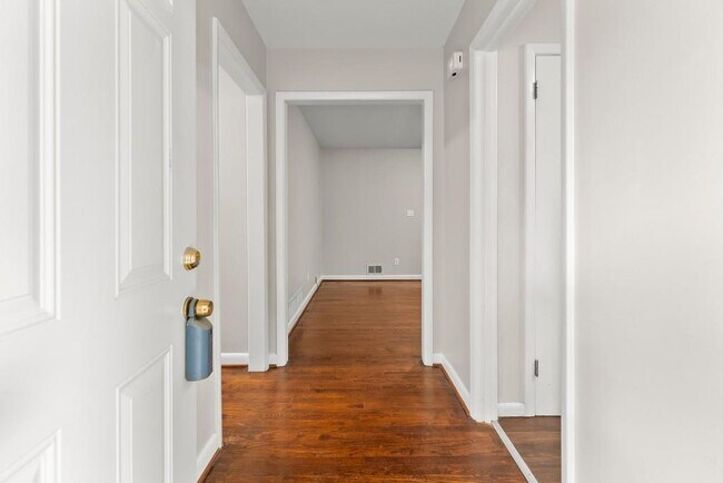 Building Photo - 2352 Elmwood Cir SE