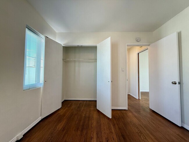 Building Photo - CORNER Upstairs Unit Within Small Gated Community! COMPLIMENTARY Shared Laundry! Spacious Floorplan!