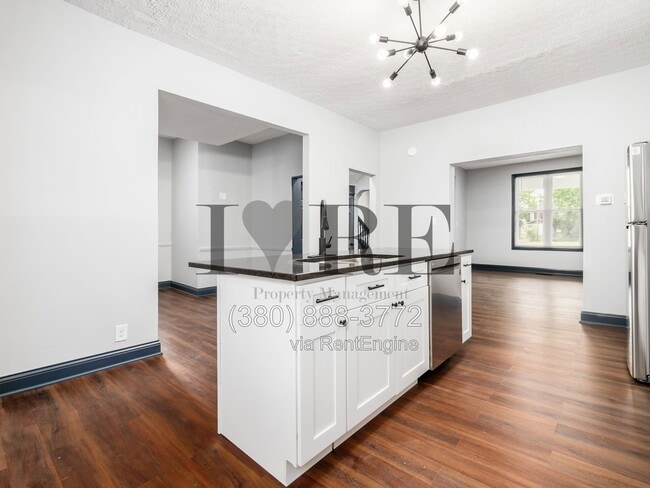 Building Photo - 806 Sullivant Ave