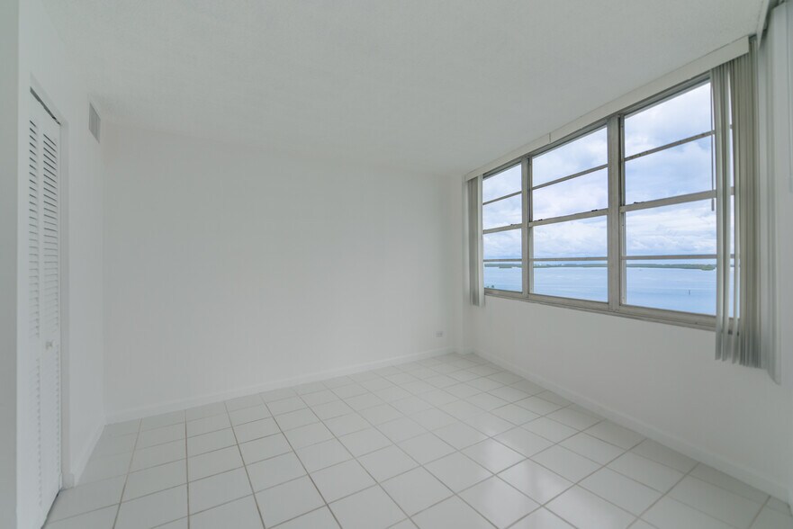 Building Photo - 801 Brickell Bay Dr