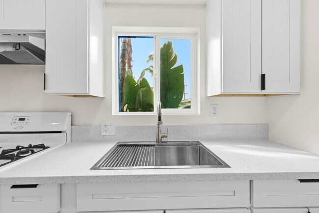 Building Photo - 2BR Coastal La Jolla Apartment | Steps to Windansea Beach