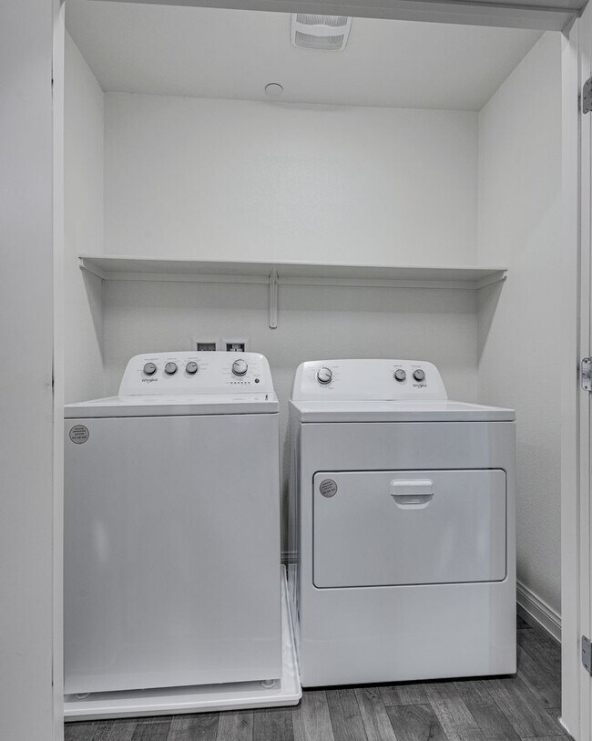 Building Photo - Like-new home with modern finishes and ope...