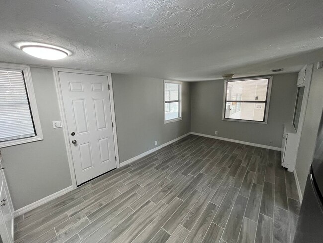 Building Photo - 817 Rosalia Dr