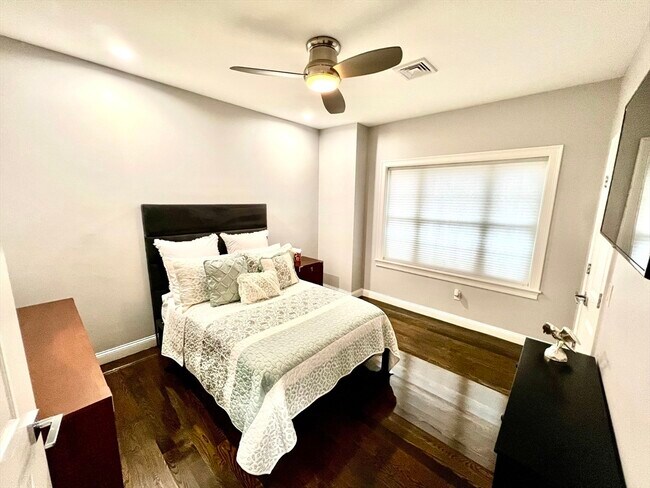Building Photo - 259 Oakwood Ave