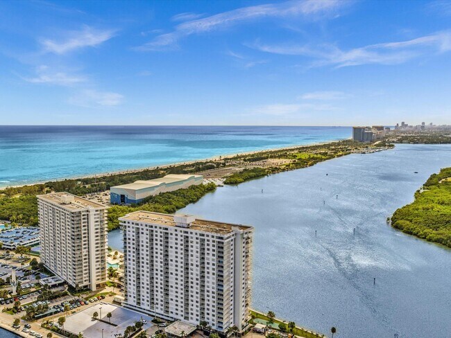 Building Photo - 500 Bayview Dr