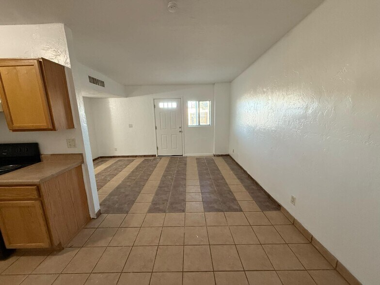 Building Photo - 2419 N Geronimo Ave