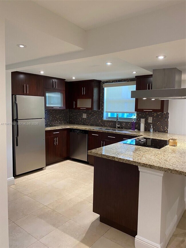 Building Photo - 9373 Fontainebleau Blvd